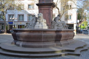 Der Neubrunnen auf dem Neubrunnenplatz soll dagegen noch in diesem Jahr repariert werden. - Foto: gik