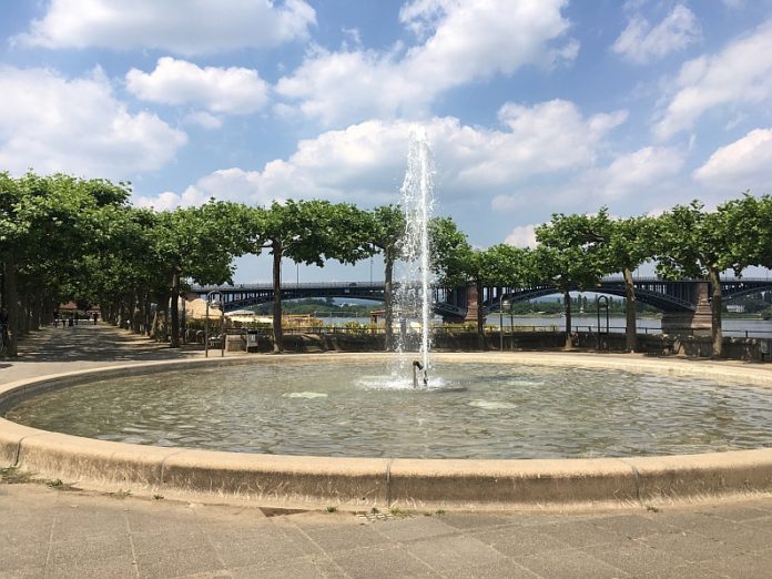 Brunnen am Mainzer Hilton sprudelt wieder – UPDATE: Stadt selbst lässt das Wasser wieder fließen