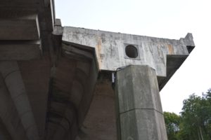Die Y-Träger der Hochbrücke sind marode, in vielen Löchern nisten Tauben, Wasser dringt ein: Bauzustand ungenügend. - Foto: gik