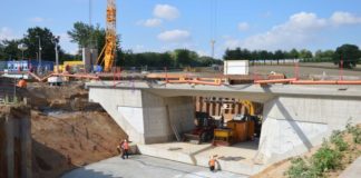 Mainzelbahn: Brücke am Bahnhof Marienborn in Position geschoben