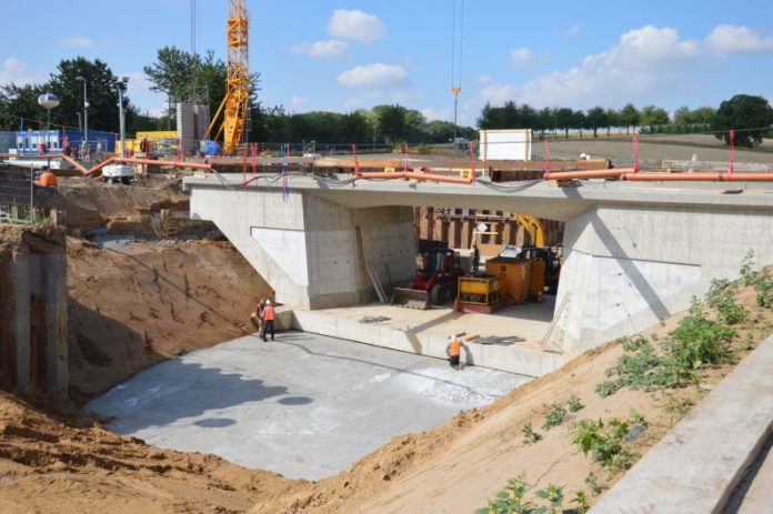 Mainzelbahn: Brücke am Bahnhof Marienborn in Position geschoben