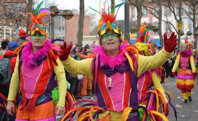 Narren starten in die Straßenfastnacht – Umzüge, Guggemusik, Fastnachtssingen und neue Party auf den Domplätzen