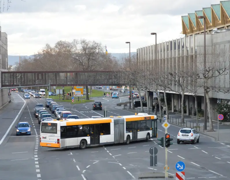 MVG-Bus auf der Rheinallee: Pünktlichkeit ist abhängig von Staus - Foto: gik