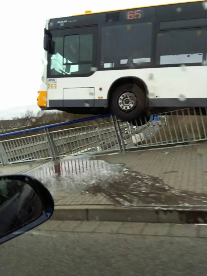 Bus hängt auf Geländer - Foto Hümmer