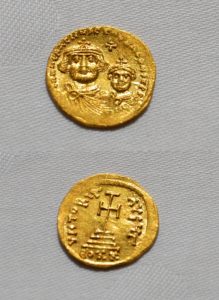 Eine beim Umbau des Mainzer Landtags gefundene goldene Münze aus dem Jahr 610, geprägt von Kaiser Heraklios, Vorder- und Rückseite. - Foto: gik