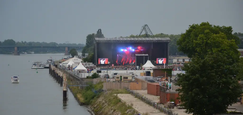 Die Band Unheilig auf der Bühne am Zollhafen in Mainz - Foto: gik