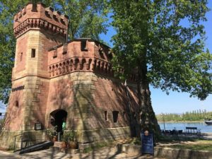 Die denkmalgeschützte Caponniere ist ein alter Wehrturm der früheren Mainzer Befestigungsanlage. - Foto: gik