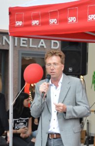 Der damalige SPD-Politiker und Ex-Finanzminister von Rheinland-Pfalz, Carsten Kühl, im Bundestagswahlkampf in Mainz. - Foto: gik