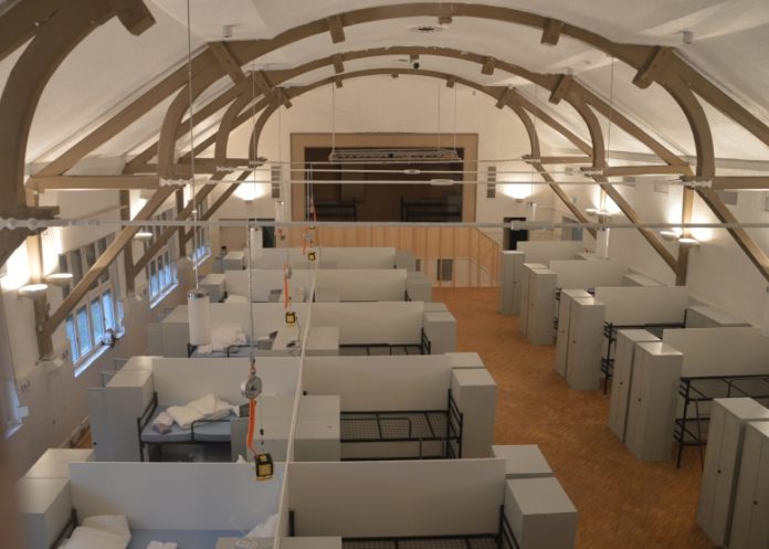 Notunterkunft für Flüchtlinge in Alter Portland – Frauenbild und Regeln werden vermittelt