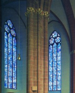 Blaue Fenster von Chagall-Schüler Charles Marq in St. Stephan. - Foto: gik
