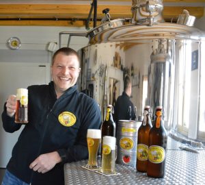 Bierbrauer Christian Karl mit seinem selbstgebrauten Rheinhessen-Bräu. - Foto: gik