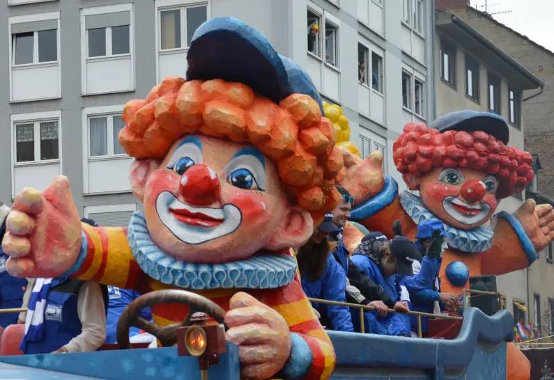 clowns-figuren-auf-motivwagen-rosenmontag-2014