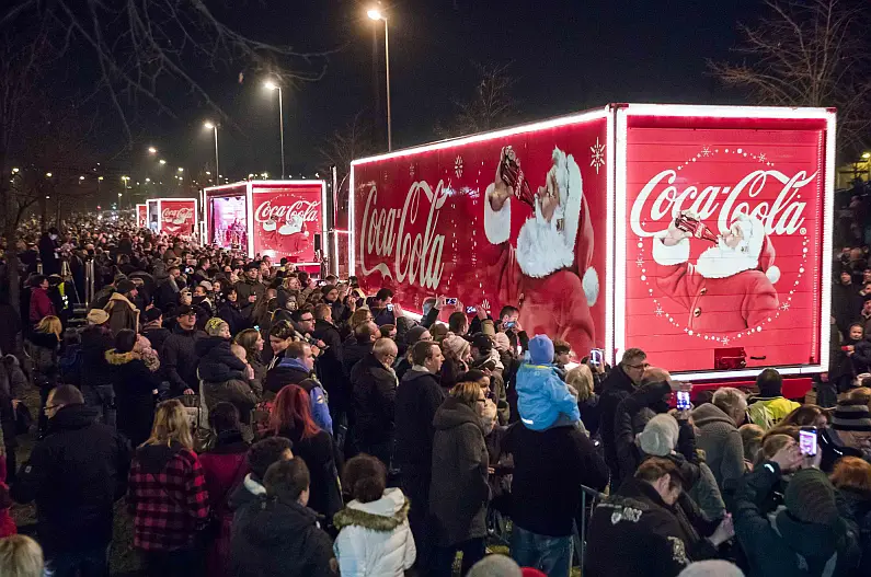 coca-cola-trucks-parade-von-hinten-kleiner