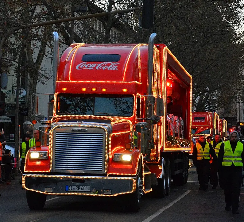 Coca Cola Trucks in Mainz bei der Weihnachtstruck-Parade auf der Großen Langgasse nah von vorn