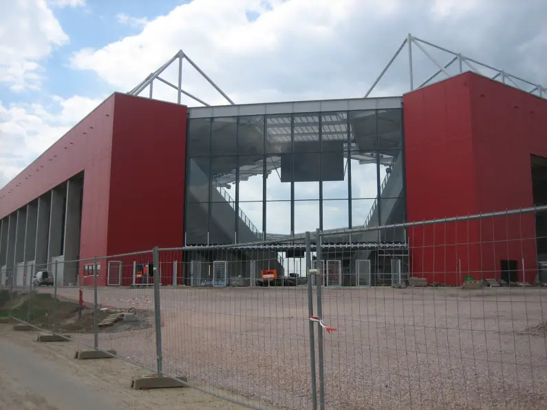 Coface Arena Ecke mit Bauzaun - Foto: gik
