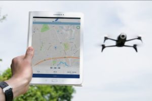 Eine Smartphone-App hilft beim Steuern einer Drohne. - Foto: DFS