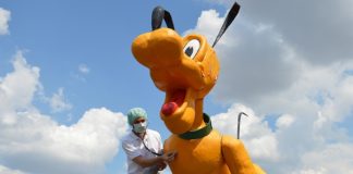Prothese für Pluto – Mainzer Künstler Dawied verarztet Disney-Figur vor Rathaus – „Wunden in der Stadt heilen“