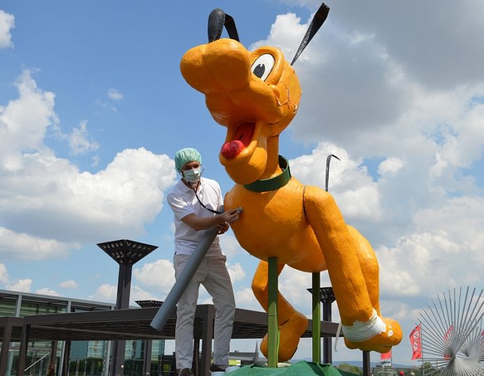 Prothese für Pluto – Mainzer Künstler Dawied verarztet Disney-Figur vor Rathaus – „Wunden in der Stadt heilen“