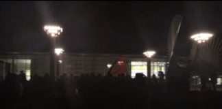 Rund 100 Menschen protestieren vor dem Mainzer Rathaus gegen Einzug der AfD in den Bundestag