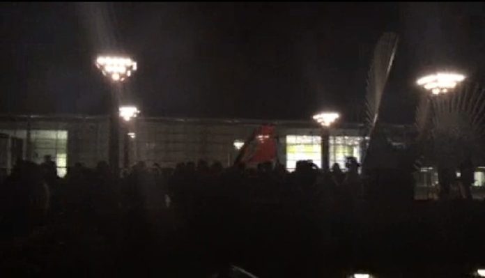 Rund 100 Menschen protestieren vor dem Mainzer Rathaus gegen Einzug der AfD in den Bundestag