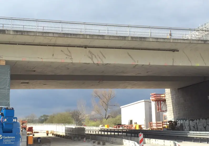 Die verklebten Risse an der Schiersteiner Brücke am 11. April2015 - Foto Jenk