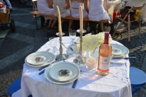Festlich gedeckter Tisch beim Diner en Blanc in Mainz 2015 - Foto: gik