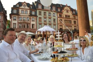 Festliche Runde beim Diner en Blanc in Mainz 2015 vor den Markthäusern - Foto: gik