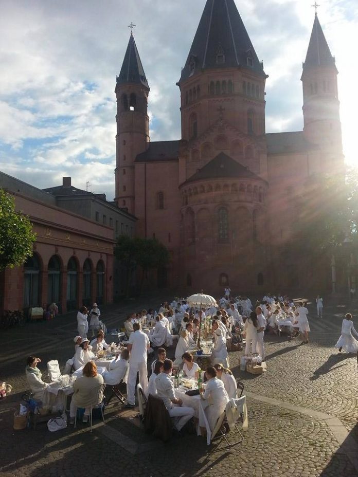 Diner en Blanc heute Abend vor dem Dom