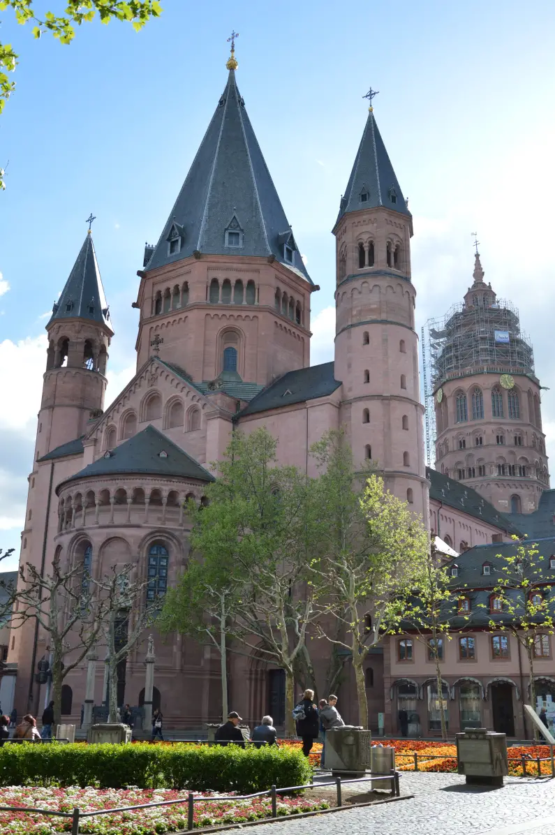 Mainzer Dom mit Liebfrauenplatz im Frühling - Foto: gik