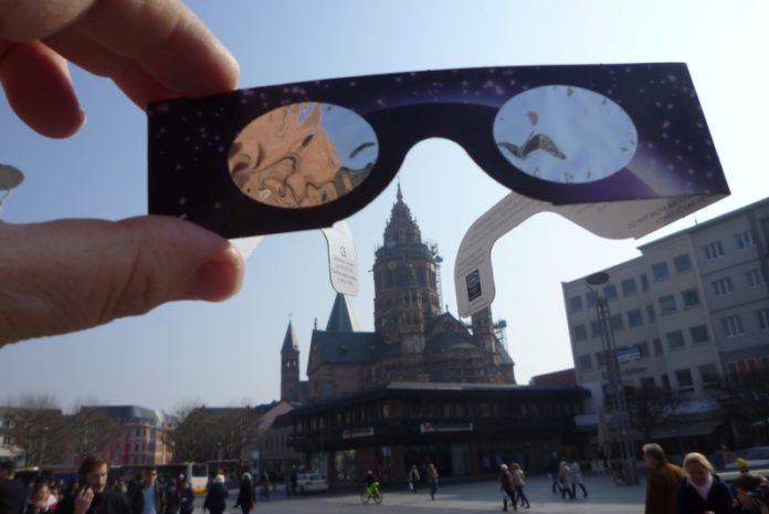 Sonnenfinsternis: Mainz feiert fröhliche SoFi-Party vor dem Staatstheater