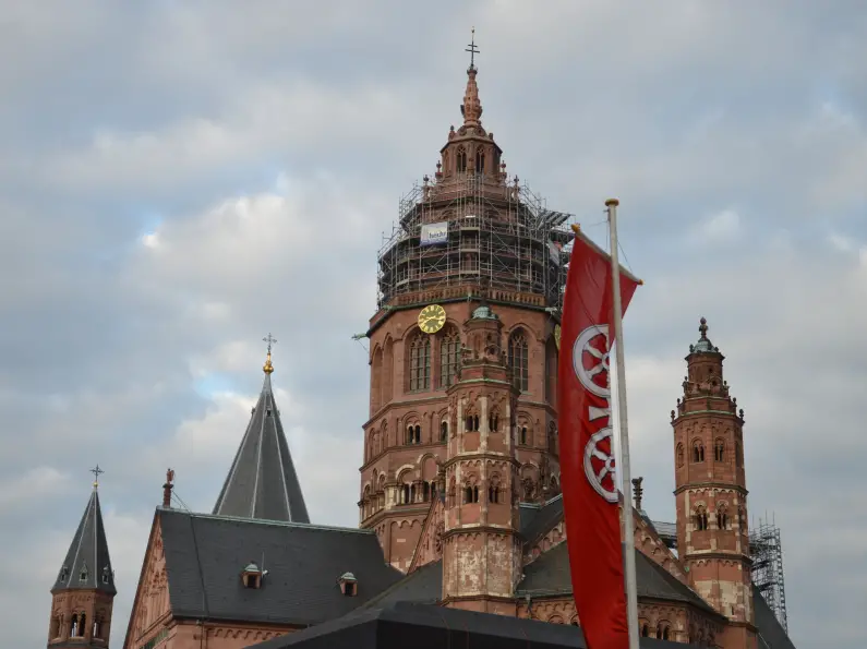 Mainzer Dom mit roten Mainz-Fahnen - Foto: gik