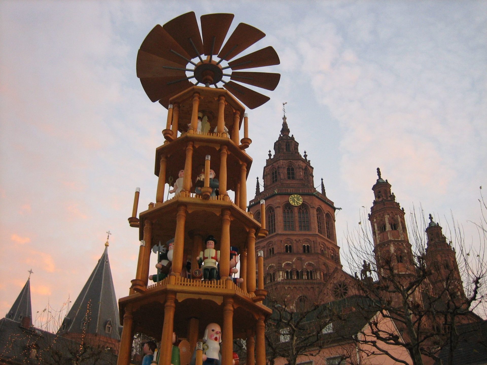 Dom und Weihnachtspyramide in Mainz - Foto: gik