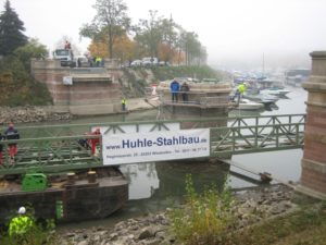 Einbau der neuen Winterhafen-Brücke im Oktober 2009 - bei sehr nebligem Wetter. - Foto: gik