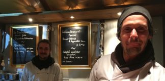 Essen auf dem Weihnachtsmarkt: Kulinarische Genüsse mit Flammlachs, Dinneles, Ofenkartoffeln und ganz viel Wurst