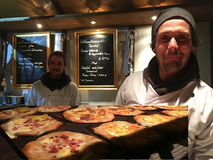 Essen auf dem Weihnachtsmarkt: Kulinarische Genüsse mit Flammlachs, Dinneles, Ofenkartoffeln und ganz viel Wurst