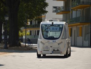 Der autonom fahrende Kleinbus Emma am Mainzer Rheinufer. - Foto: gik