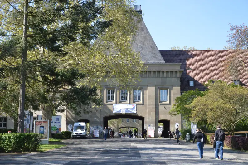 Eingang Johannes-Gutenberg-Universität Mainz - Foto: gik
