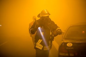 Feuerwehrmann bei einer Übung im Tunnel Mainz-Hechtsheim: Bei Apokalypse Warten aufs Fax aus dem Jenseits? - Foto: Feuerwehr Mainz