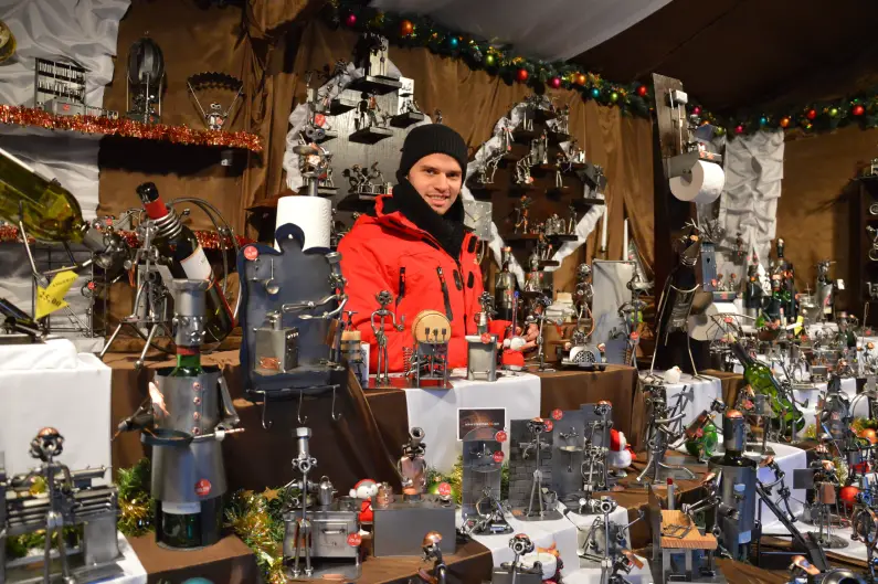 Student Markus Huwer hütet die Schraubenmännchen auf dem Mainzer Weihnachtsmarkt - Foto: gik