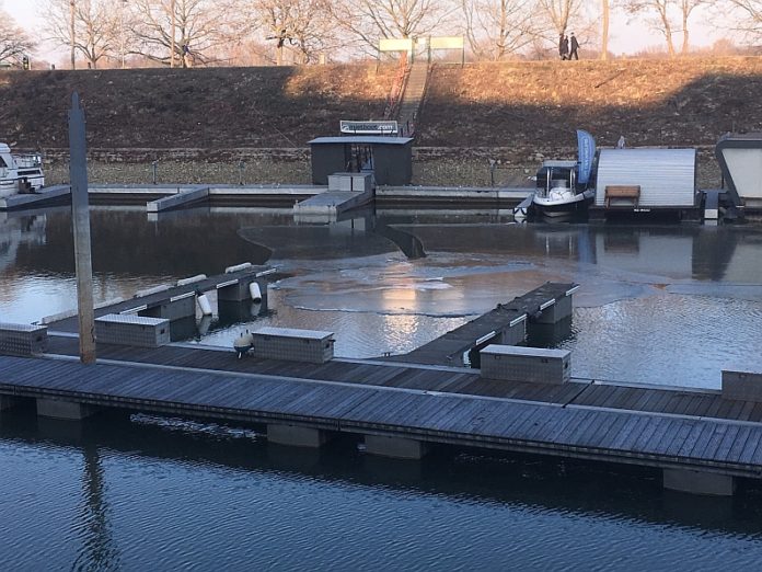 Eisschollen im Winterhafen – Polizei warnt vor Betreten von Eisflächen