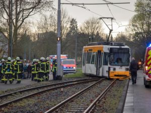 Entgleiste Straßenbahn im April 2018 an der Weiche in Mainz-Bretzenheim - diese Weiche wird nun erneuert. - Foto: Feuerwehr Mainz 