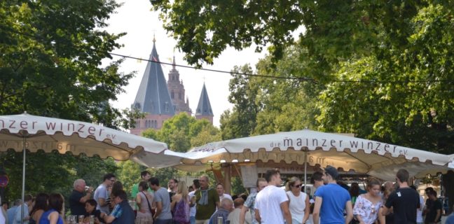 Weinstand Der Mainzer Winzer Neuer Ort Vor Dem Rathaus Platz Wird Als Weniger Schon Empfunden Neue Toiletten Sollen Kommen Mainz