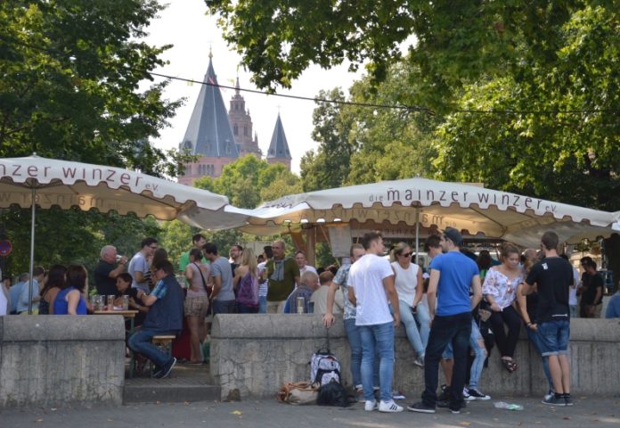 Corona-Regeln: Alkoholverbot im Freien aufgehoben, Maskenpflichtzonen in Mainz bleiben – RLP öffnet Gastro im Innenbereich