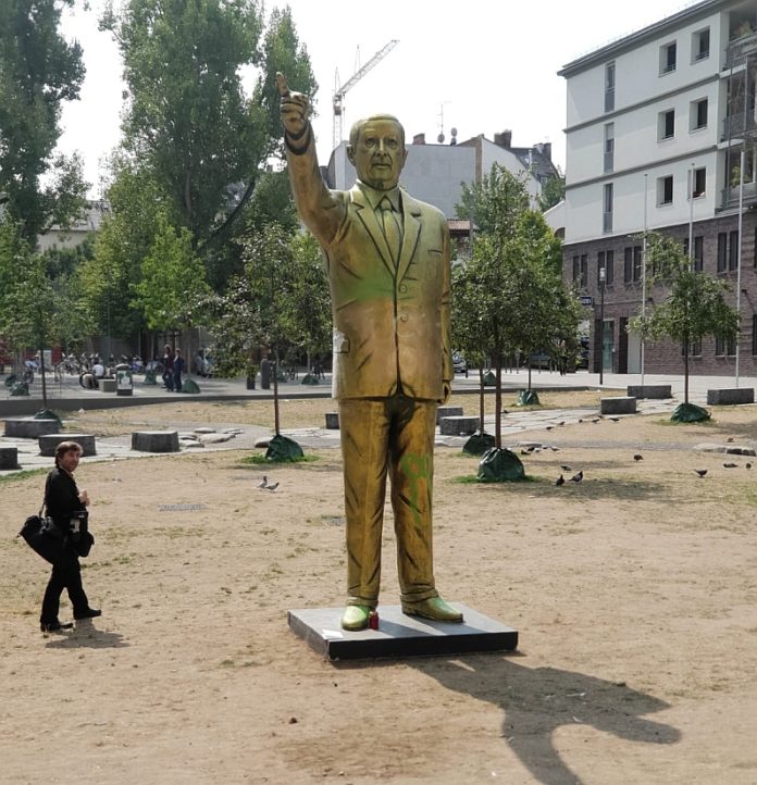Erdogan-Statue in Wiesbaden in der Nacht abgebaut – Kunstaktion sorgte für Empörung und Irritationen – Stadt sah nun doch Gefahr