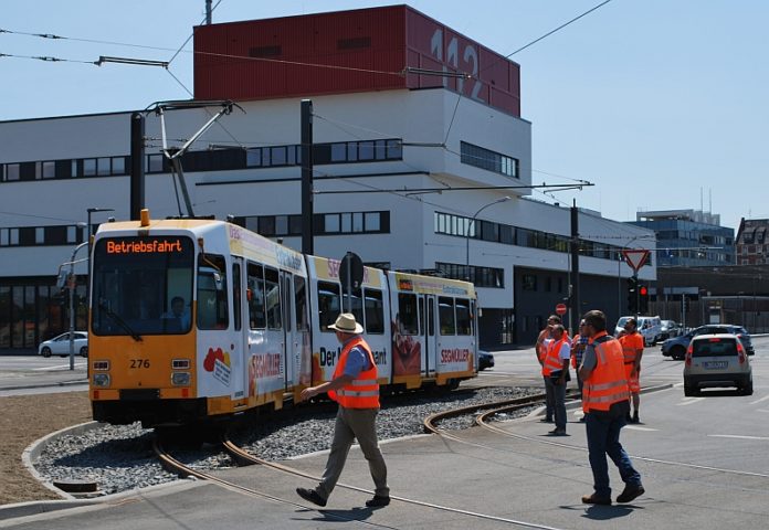 Erste Straßenbahn rollt zum Zollhafen – Historische Strecke nach 20 Jahren wiederbelebt