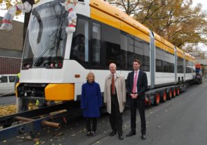 Klimaschutzministerin Katrin Eder (links) als Mainzer Verkehrsdezernentin mit einer der neuen Mainzelbahnen. - Foto: MVG