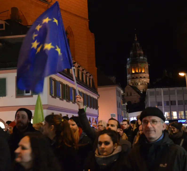 Europafahne bei Anti-Pegida-Demo in Mainz vorm  Dom - Foto: gik