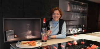 Käsefondue, Weingut und ein leuchtend rotes K – Eva Raps vom VDP übernahm gemeinsam mit dem Schweizer Käsemacher Kaufmann ein Weingut im Rheingau