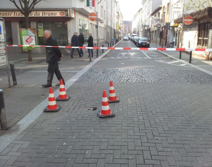 Update: Wasser unterspült Straße – Fahrbahn in der Mittleren Bleiche abgesackt