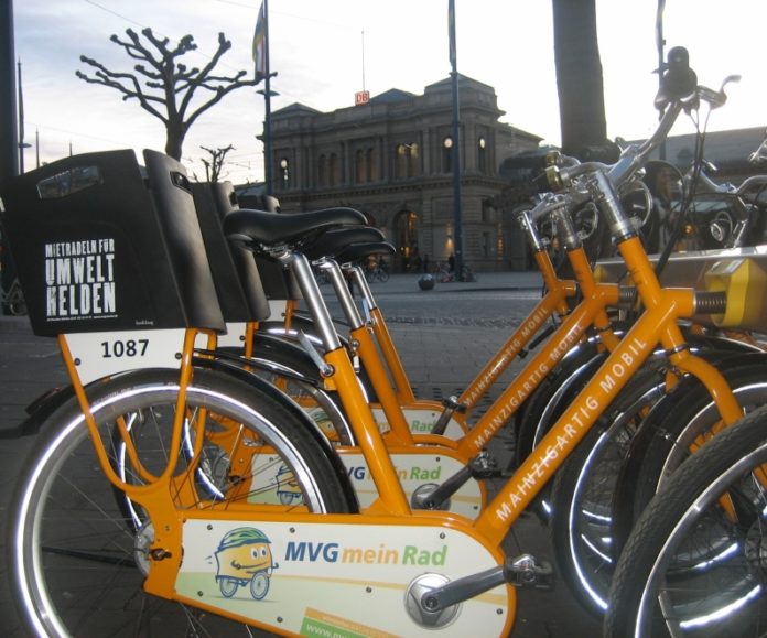 Rad, Bus, Auto – Stadt erfragt Mobilitätsverhalten – Große Befragung von 7.500 Haushalten Eine Station des Mainzer Mietradeln-Systems, MVGmeinRad, mit seinen gelben Rädern vor dem Hauptbahnhof, Ecke Bonifaziusstraße.